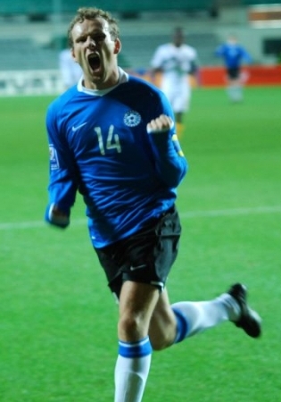 Konstantin Vassiljev pärast 2009. aastal Eesti - Belgia MM-valikmängus löödud 2:0 väravat. Eesti võitiski tolle mängu 2:0. Foto: Märt Vassiljev