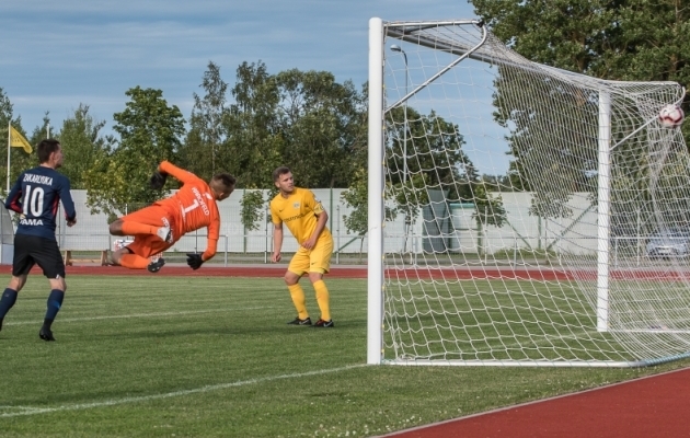Punane, penaltitõrje ja hiline viik: Kuressaare ja Trans jagasid punktid