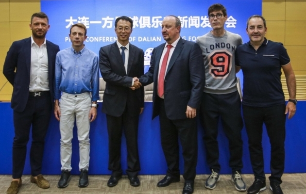 Rafael Benitez uue koduklubi juhtidega kohtumas. Foto: Super Liga China Twitter