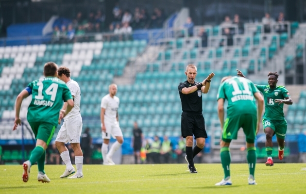 Hetk m&auml;ngust: Roomer Tarajev on &auml;sja n&auml;idanud penaltipunktile, Levadia mehed t&otilde;ttavad protestima. Foto: Brit Maria Tael