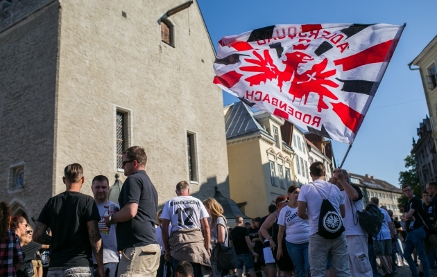 Jalgpallif&auml;nnide jaoks algab mat&scaron; juba mitu tundi enne avavilet, kui end &otilde;igele laineharjale s&auml;titakse. Eintrachti f&auml;nnid kogunesid &uuml;heskoos Raekoja platsile, kust rongk&auml;iguga staadionile marsiti. Foto: Brit Maria Tael