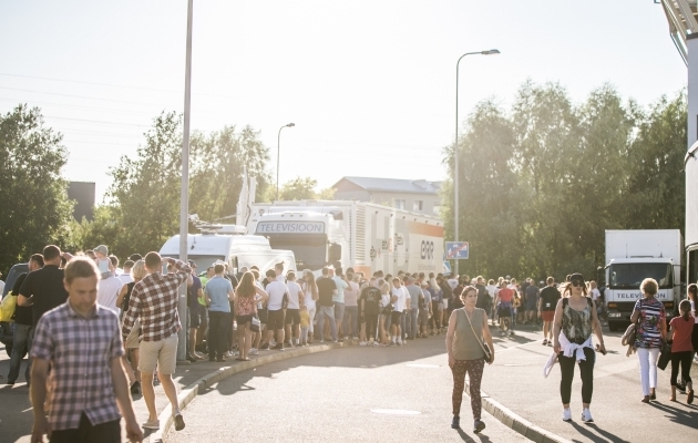 Sellistele m&auml;ngudele tuleb igaks juhuks kohale tulla varakult. Ka eile j&auml;id paljud f&auml;nnid avavilest ilma, sest ootasid veel staadioni juures j&auml;rjekorras. Kokku k&auml;is ajalukku minevat jalgpallimat&scaron;i vaatamas 8537 pealtvaatajat - kunagi varem pole Eesti klubi kodum&auml;ngul nii palju publikut olnud. Foto: Brit Maria Tael