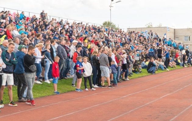 2500 inimest, rekordimehe värav ja kivi-paber-käärid: kuidas näeb välja mängupäev Narvas?