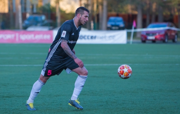 N&otilde;mme Kalju ja Premium liiga legend Maximiliano Ugge oma koduareenil Hiiu staadionil. Foto: Andrei Smetana