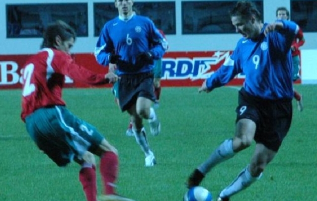 Soccernet.ee arhiivis ei ole fotosid 1996. aasta Eesti - Valgevene MM-valikmängust, aga 2006. aasta maavõistlusest, mille Eesti Andres Operi (paremal) kahe värava toel 2:1 võitis, ühe leidsime! Foto: Soccernet.ee