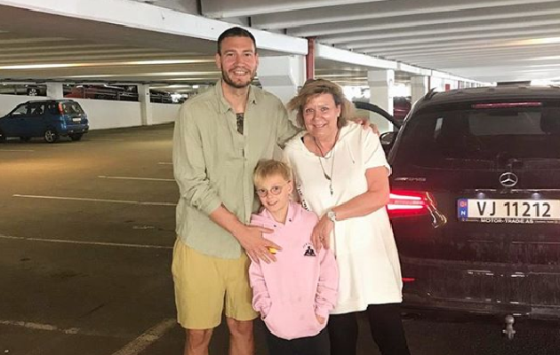 Kolm p&otilde;lvkonda Bendtnereid: vasakult isa, poeg, ema. Foto: Bendtneri Twitter