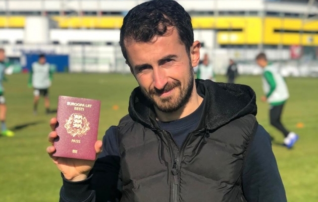Nii käis Zakaria Beglarišvili 2019. aastal oma endise koduklubi Flora trennis uhkelt Eesti passi näitamas. Jalgpallilises plaanis tal aga sellest paraku kasu ei olegi. Foto: FC Flora / Facebook