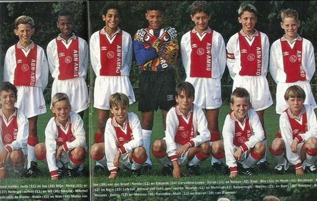 Ajaxi D1 v&otilde;istkond aastast 1995. V&auml;ike Nando taga vasakult teine. Foto: Amsterdami Ajax