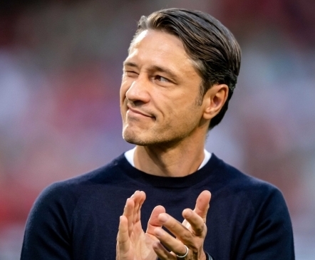 AMETLIK: Bayern andis peatreenerile kinga