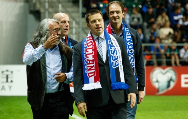 Eesti Jalgpalli Liidu president Aivar Pohlak (vasakul) ja peaminister Jüri Ratas. Foto: Oliver Tsupsman