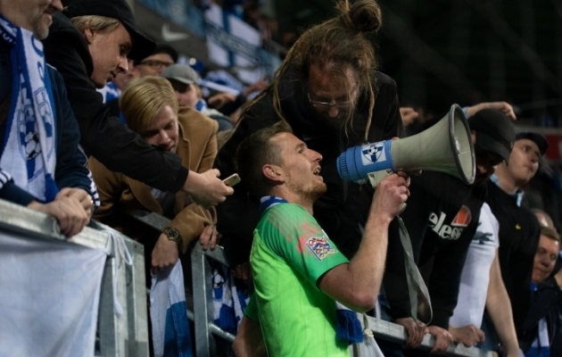 P&auml;rast Tallinnas saavutatud v&otilde;itu haaras v&auml;ravavaht Lukas hradecky f&auml;nnidelt ruupori ja asus v&otilde;idupidu dirigeerima. Foto: Liisi Troska / jalgpall.ee