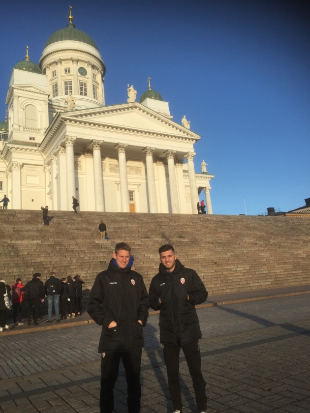 Liechtensteini koondislased Andreas Malin (vasakul) ja Ridvan Kardesoglu t&auml;na Helsingi toomkiriku juures. Foto: Ott J&auml;rvela