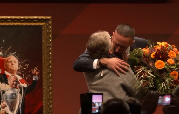 Ribery t&auml;nas ka Uli abikaasat Susanne Hoenessi. Foto: Youtube (kuvat&otilde;mmis)