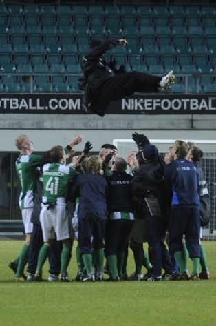 FC Flora mängijad 2010. aastal nad Eesti meistriks tüürinud Martin Reimi õhku viskamas. Foto: Heiki Rebane