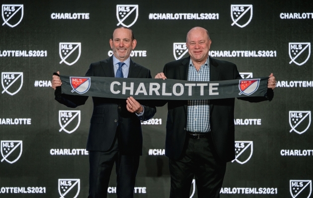 MLS-i komissaar Don Garber (vasakul) v&otilde;ttis Charlotte'i liigasse vastu. Foto: MLS Twitter