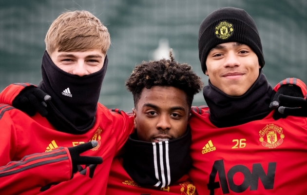 Brandon Williams (vasakul) ja Mason Greenwood (paremal) on sel hooajal t&otilde;usnud esindusmeeskonda. Angel Gomes (keskel) koputab uksele. Aga kas neil on kogenenud kolleegide seas piisavalt h&auml;id eeskujusid? Foto: Manchester Unitedi Twitter