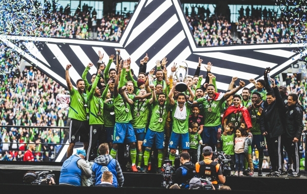 Seattle Soundersi m&auml;ngijad t&auml;histamas mullust MLS-i karikav&otilde;itu. Foto: soundersfc.com