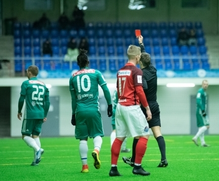 Video | Toore vea eest käega näkku: vastasele äsanud Elhi sai Taliturniiril kiire punase kaardi