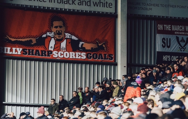 R&uuml;ndaja Billy Sharp l&ouml;&ouml;b v&auml;ravaid, &uuml;tleb Bramall Lane'ile riputatud plagu. Allolev video kinnitab, et jutt vastab t&otilde;ele! Foto: Sheffield Unitedi Twitter