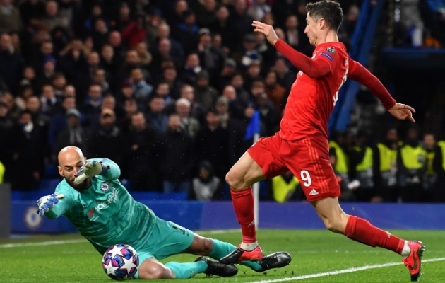 Chelsea v&auml;ravat kaitsnud Willy Caballero hoidis Robert Lewandowski (paremal) avapoolajal kuival, aga l&otilde;puks siiski meeskonda h&auml;vitavast kaotusest p&auml;&auml;sta ei suutnud. Foto: Meistrite liiga Twitter 