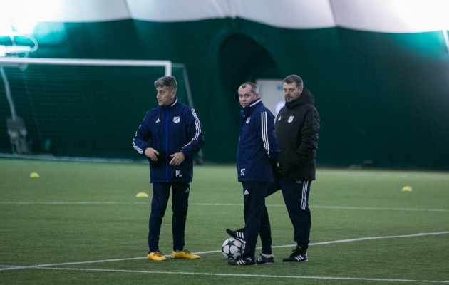 N&otilde;mme Kalju treenerid Fredo Getulio Aurelio, Sergei Terehhov ja Marko Kristal juurutavad domineerivat m&auml;ngu. Foto: Brit Maria Tael