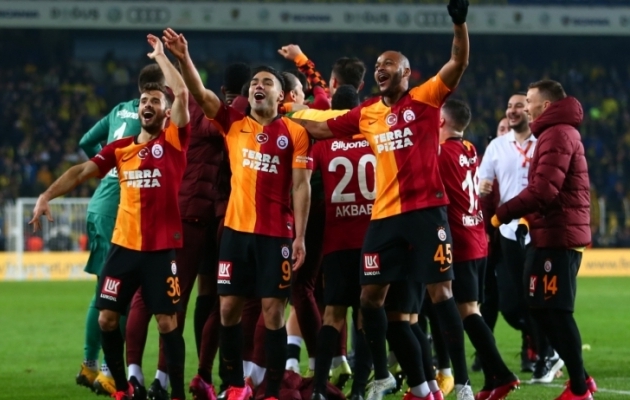 Galatasaray m&auml;ngijad t&auml;histamas Fenerbahce vastu peetud suure derbi v&otilde;itu. Foto: Galatasaray Twitter