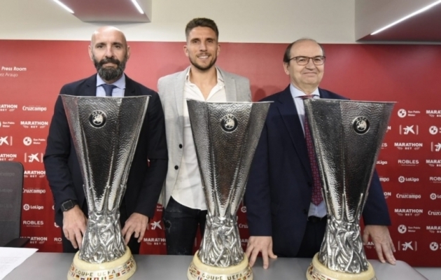 Daniel Carrico (keskel) poseerimas tema ajal Sevillas v&otilde;idetud Euroopa liiga trofeedega. Foto: Sevilla koduleht
