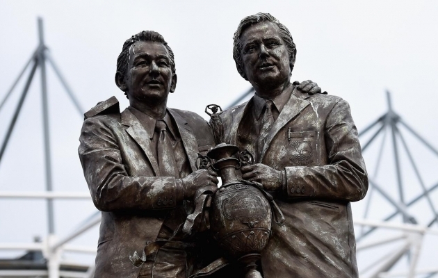 Clough (vasakul) ja Taylor seismas Derby County koduareeni Pride Parki ees. Foto: uefa.com