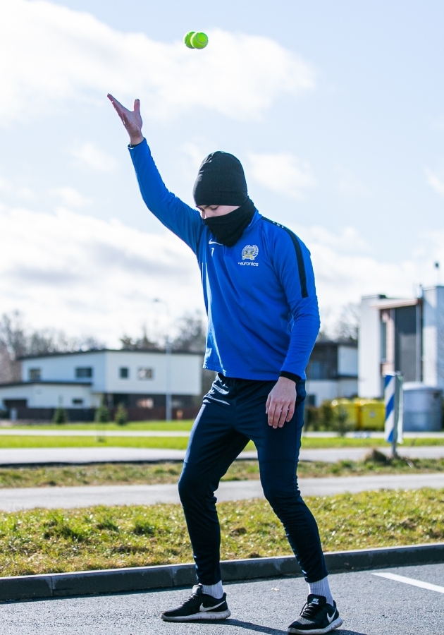 Kuressaare v&auml;ravavaht Magnus Karofeld liigutab end nagu Jagger. Foto: Brit Maria Tael