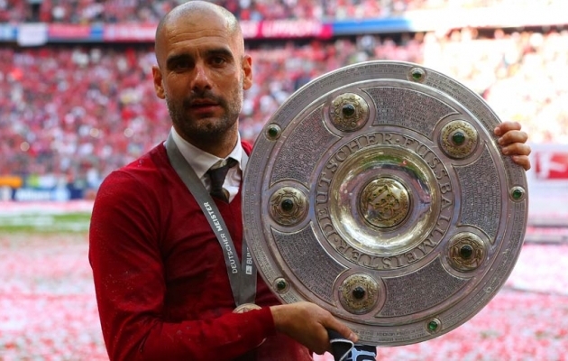 Pep Guardiola k&auml;tes olev Meisterschale oli algselt asendusauhind. Foto: Bundesliga Twitter