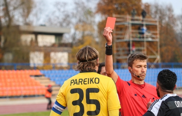 Premium liiga ajaloo kuulsaim väravavahi punane kaart pärineb 2015. aastast, kui FC Levadia puurivaht Sergei Pareiko eemaldati mängus FC Floraga vägivaldse käitumise eest. Foto: Brit Maria Tael 