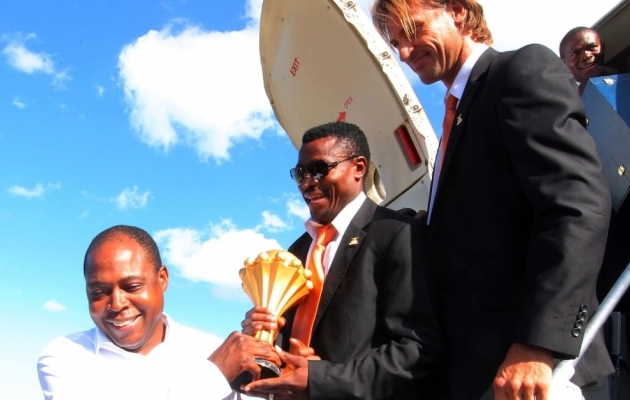 Kalusha Bwalya (vasakul) koos Herve Renardiga (paremal) tiitlit koju toomas. Foto: FIFA koduleht