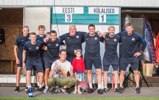 Koondise treenerid ja tausajõud pärast Rootsi alistamist. Foto: Jana Pipar