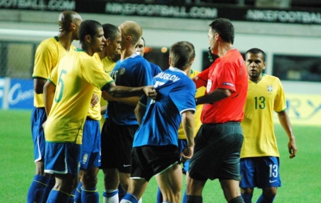 2009. aastal k&auml;is Felipe Melo ka Eestis. Siin pildil on tema k&auml;e haardes Dmitri Kruglovi s&auml;rk. Foto: M&auml;rt Vassiljev