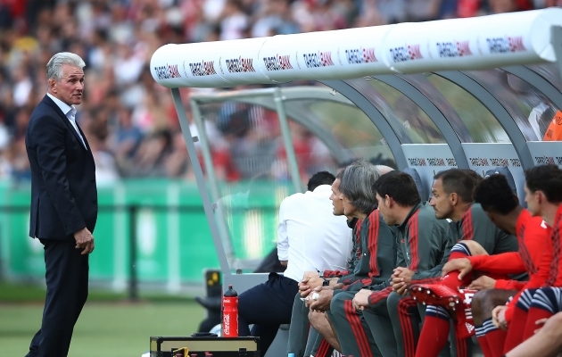 Jupp Heynckes oma viimases m&auml;ngus meeskonna pingiga suhtlemas. Foto: M&uuml;ncheni Bayerni Twitter