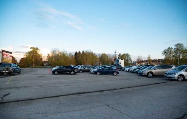 Paide vutis&otilde;brad v&otilde;tsid autokino idee h&auml;sti vastu. Foto: Liisi Troska / jalgpall.ee