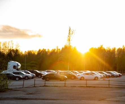Galeriid: koroonajärgne jalgpall meelitas autokino masinatest pungile  (mängijad tribüünil!) 