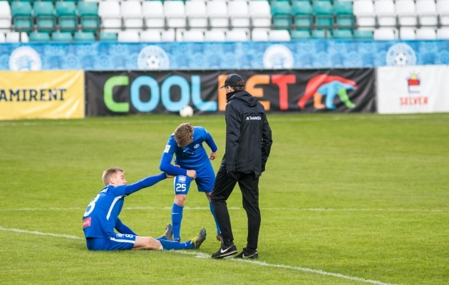 Tammeka räägituim mängija on viimastel päevadel olnud poolkaitsja Mihkel Järviste, kes siin pildil aitamas hooaega vägevalt alustanud Daniel Maanast. Foto: Jana Pipar / jalgpall.ee