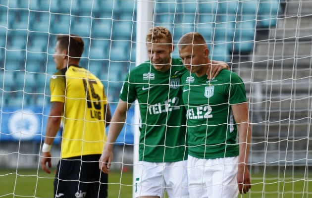 Vlasi Sinjavski (paremal) on just löönud FC Flora 1:0 värava. Teda õnnitleb Markus Poom, taamal on Tanel Lang. Foto: Oliver Tsupsman