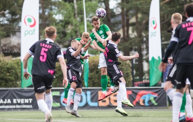 Kuusk on &otilde;huduelli v&otilde;itnud, Lobai j&auml;lgib olukorda kauguselt. Foto: Jana Pipar / jalgpall.ee