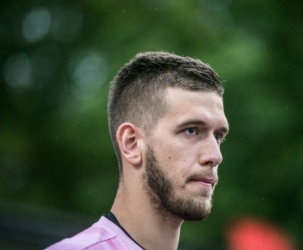 Kalju keskkaitsja jalg on kipsis, ees ootab pikem vigastuspaus