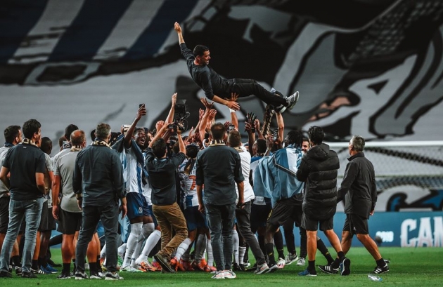 FC Porto m&auml;ngijad pilluvad &otilde;hku oma peatreenerit Sergio Conceicaod. Foto: Primeira Liga Facebook