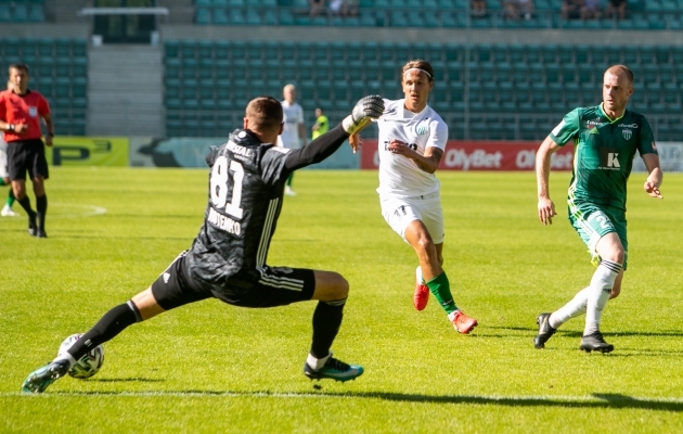 Nii näppas Mark Anders Lepik (keskel) Levadia meestelt palli ja lõi 3:1 värava. Foto: Gertrud Alatare