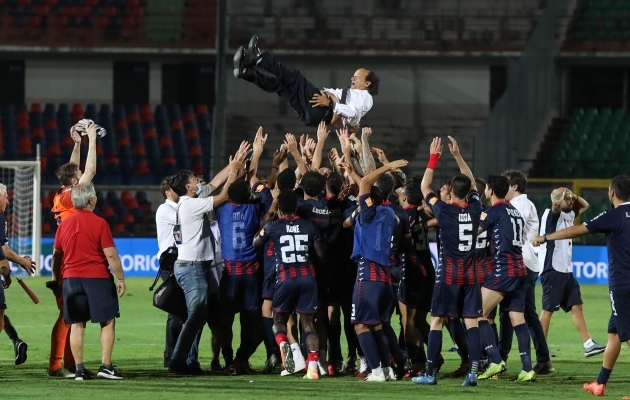 Oivaliselt p&auml;rast koroonapausi m&auml;nginud Cosenza j&auml;i Itaalia esiliigasse p&uuml;sima. Foto: Cosenza Calcio Twitter