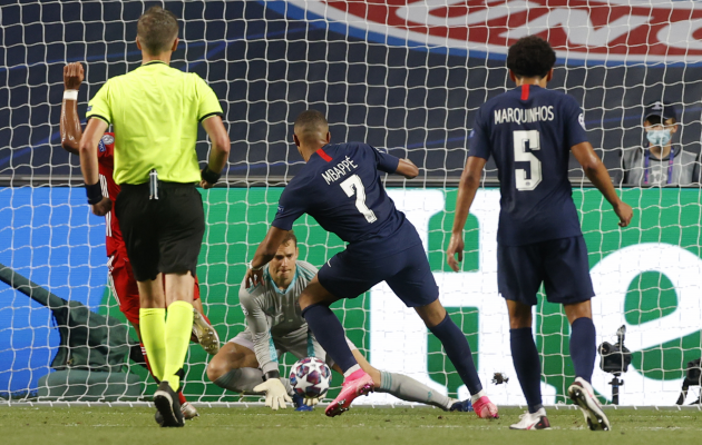 Neuer (hallis) p&uuml;&uuml;ab siin Mbappe &uuml;rituse. Foto: Meistrite liiga Twitter