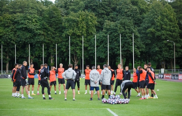 Nõmme Kalju oma senisel viimasel jalgpallitreeningul eelmise nädalal kolmapäeval. Vaid mõned päevad varem oli võistkonnaga koos hotellis positiivse koroonaproovi andnud pallur. Foto: Oliver Tsupsman