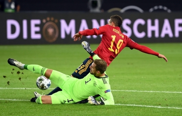 Saksamaa v&auml;ravavaht Kevin Trapp ja Hispaania r&uuml;ndaja Rodrigo. Foto: UEFA Twitter