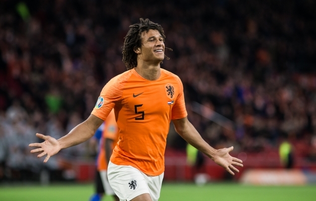 Nathan Ake t&auml;histamas Eestile l&ouml;&ouml;dud v&auml;ravat. Foto: Jana Pipar / jalgpall.ee