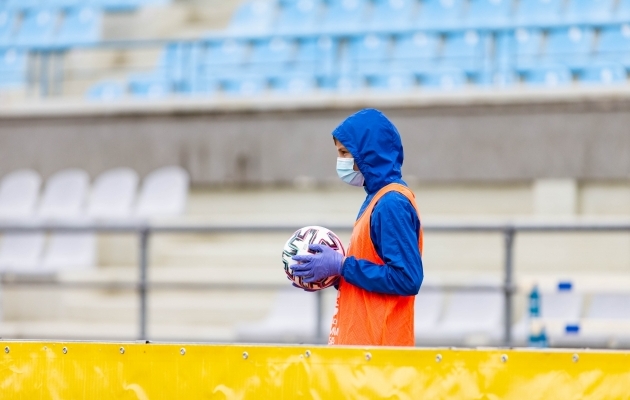 Super Mario hüppas jalgpallimängult läbi. Sõna otseses mõttes