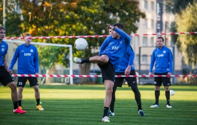 Edgar Tur eilsel Eesti koondise treeningul jalkatennist m&auml;ngimas. Foto: Jana Pipar / jalgpall.ee 